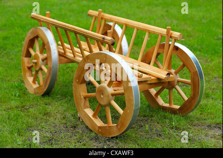 Dekorative Warenkorb aus Kiefernholz auf dem grünen Rasen Stockfoto