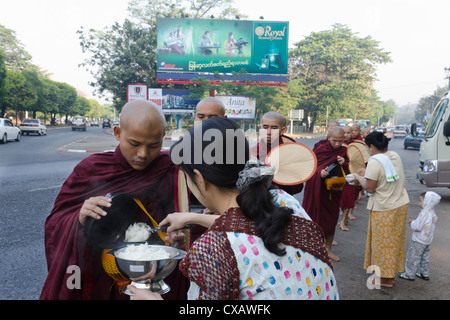 Mönche sammeln von Almosen in den Straßen von Yangon, Myanmar (Burma), Asien Stockfoto