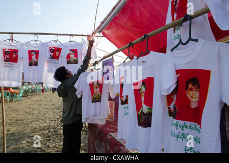 NLD-Stall mit T-Shirts von The Lady und General Aung San, Mawdinsoun Festival, Ende des Irrawaddy-Deltas, Myanmar (Burma) Stockfoto
