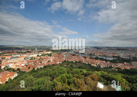 Weitwinkel-Blick auf die Stadt Prag zeigt, Petrin Park in das kleine Viertel, die Prager Burg Hradschin und Karlsbrücke Stockfoto