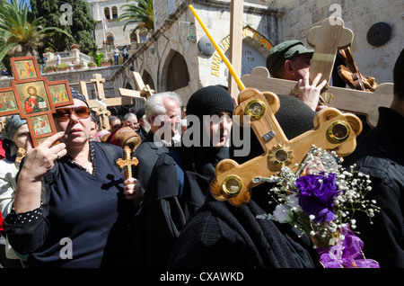 Orthodoxer Karfreitag Prozessionen auf dem Weg des Kreuzes. Altstadt, Jerusalem, Israel, Naher Osten Stockfoto