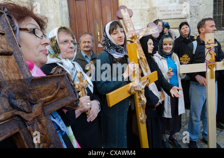 Orthodoxer Karfreitag Prozessionen auf dem Weg des Kreuzes. Altstadt, Jerusalem, Israel, Naher Osten Stockfoto