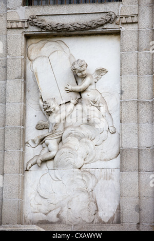 Religiöse Skulptur mit Cherubim auf äußere Fassade der Kirche Santa Barbara (Salesas Reales) in Madrid, Spanien. Stockfoto