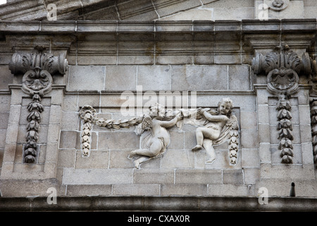 Putten mit Laur Relief auf äußere Fassade der Kirche Santa Barbara (Salesas Reales) in Madrid, Spanien. Stockfoto