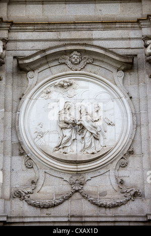 Medaillon-Relief mit dem Thema der La Visitacion auf äußere Fassade der Santa-Barbara-Kirche in Madrid, Spanien. Stockfoto