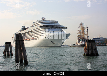 Kreuzfahrtschiff MSC Divina, IMO 9585285 Stockfoto