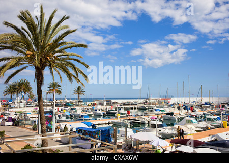 Resort Stadt Marbella Yachthafen am Wasser, beliebtes Urlaubsziel im Süden von Spanien, Andalusien, Provinz Malaga. Stockfoto