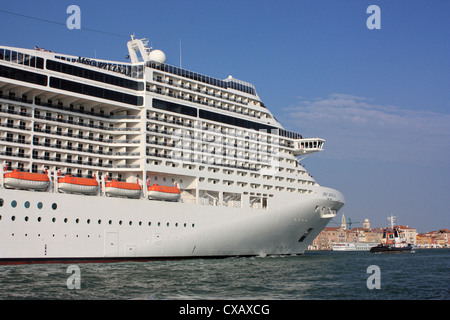 Kreuzfahrtschiff MSC Divina, IMO 9585285 Stockfoto