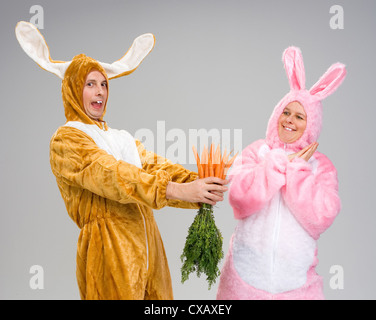 Riedlingen, ein Mann und eine Frau gekleidet wie ein Kaninchen Stockfoto