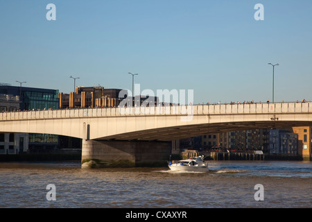 England, London, Southwark Southbank, am frühen Morgen Pendler London Brücke kommt man zu City Financial District. Stockfoto