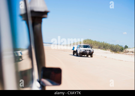 Touristen fahren auf siebzig fünf Meile Strand selbst fahren 4 x 4 Tour von Fraser Island, Queensland, Australien Stockfoto