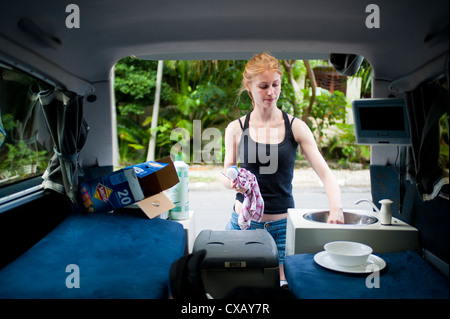 Frau waschen in einem Wohnmobil, Byron Bay, New South Wales, Australien, Pazifik Stockfoto