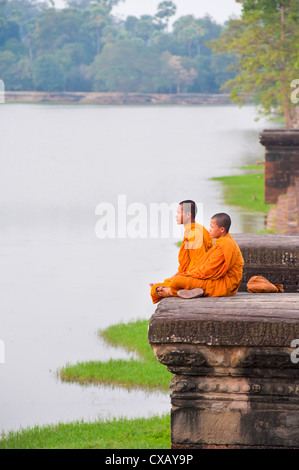 Buddhistische Mönche sitzen am Tempel Angkor Wat, Angkor, UNESCO-Weltkulturerbe, Siem Reap, Kambodscha, Indochina, Südost-Asien Stockfoto