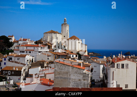 Panorama der weißen mediterranen Fischerdorf Häuser und Kirchturm der Kirche in Cadaques, Spanien Stockfoto