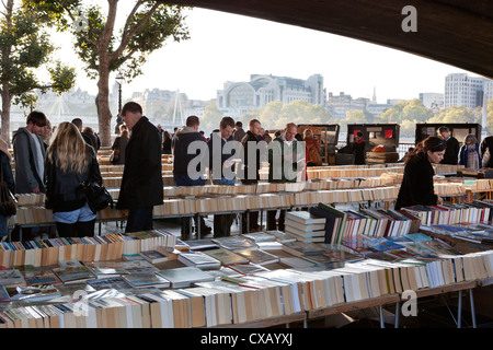 Verwendet Buchmarkt unter Waterloo Bridge, South Bank, London, England, Vereinigtes Königreich, Europa Stockfoto