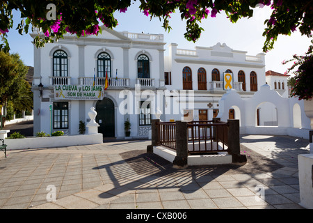 Plaza De La Constitución und Ayuntamiento (Rathaus), Haria, Lanzarote, Kanarische Inseln, Spanien, Europa Stockfoto