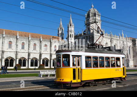 Mosteiro Dos Jeronimos, UNESCO-Weltkulturerbe, und Straßenbahn (Electricos), Belem, Lissabon, Portugal, Europa Stockfoto