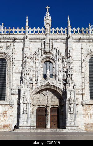 Haupteingang mit dem Schnitzen von Heinrich dem Seefahrer Mosteiro Dos Jeronimos, UNESCO-Weltkulturerbe, Belem, Lissabon, Portugal Stockfoto