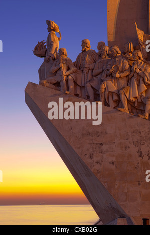 Denkmal der Entdeckungen in der Abenddämmerung, Belem, Lissabon, Portugal, Europa Stockfoto