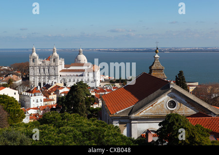 Blick vom Castelo de Sao Jorge nach Sao Vicente de Fora Kirche, Lissabon, Portugal, Europa Stockfoto