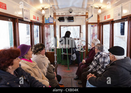 Passagiere im Elevador (Standseilbahn) tun, Gloria, Bairro Alto, Lissabon, Portugal, Europa Stockfoto