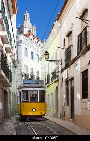 Straßenbahn (Electricos) entlang der Rua Das Escolas Gerais mit Turm von Sao Vicente de Fora, Lissabon, Portugal, Europa Stockfoto