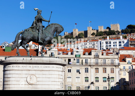 Statue von König John 1. und Castelo de Sao Jorge, Praca da Figueira, Baixa, Lissabon, Portugal, Europa Stockfoto