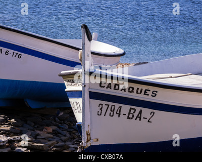 Nahaufnahme von zwei hölzerne Fischerboote am Strand in der Fischerei im Mittelmeer Dorf Cadaques, Spanien hochgezogen. Stockfoto