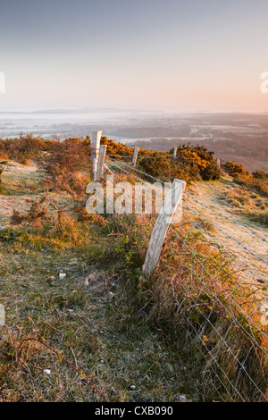 Ein nebliger Morgen auf die Landschaft rund um Corfe Castle Dorf, Dorset, England, Vereinigtes Königreich, Europa Stockfoto