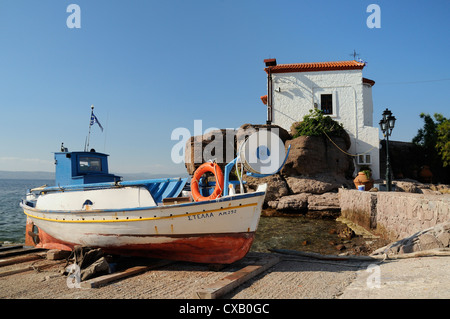 Angelboot/Fischerboot Stella auf Rampe in der Nähe von kleinen Kapelle am Skala Sikaminia, Lesbos (Lesvos), griechische Inseln, Griechenland, Europa Stockfoto