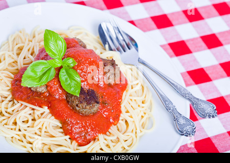 Frikadellen und Spaghetti marinara Sauce auf einem weißen Teller Stockfoto