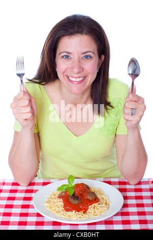 Hübsche Frau mit einer Gabel mit Spaghetti-Porträt Stockfoto