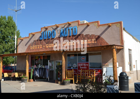 Judd Auto Store in der Wüste von Nevada Verkauf von Waffen, Munition, Lotto & Bier Stockfoto