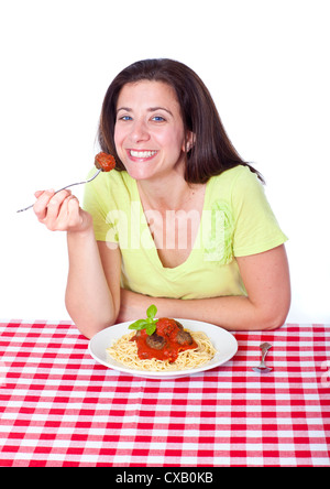 Hübsche Frau mit einer Gabel mit Spaghetti-Porträt Stockfoto