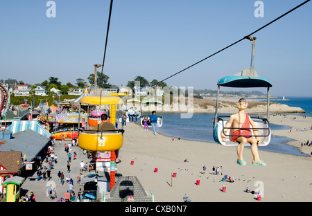 Festplatz reitet und Menschenmassen auf der Promenade von Santa Cruz, California Stockfoto