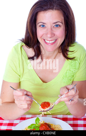 Hübsche Frau mit einer Gabel mit Spaghetti-Porträt Stockfoto