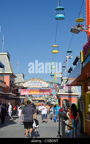 Festplatz reitet und Menschenmassen auf der Promenade von Santa Cruz, California Stockfoto