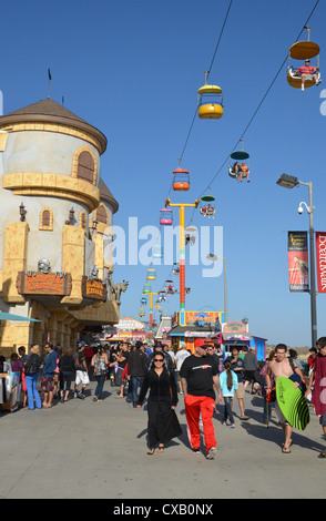 Festplatz reitet und Menschenmassen auf der Promenade von Santa Cruz, California Stockfoto