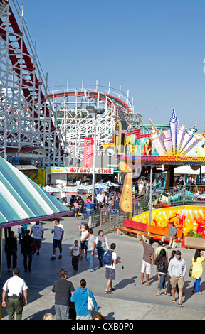 Festplatz reitet und Menschenmassen auf der Promenade von Santa Cruz, California Stockfoto