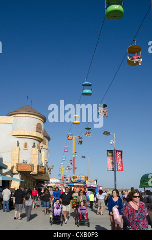Festplatz reitet und Menschenmassen auf der Promenade von Santa Cruz, California Stockfoto