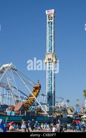 Fahrgeschäfte auf der Promenade in Santa Cruz, Kalifornien Stockfoto