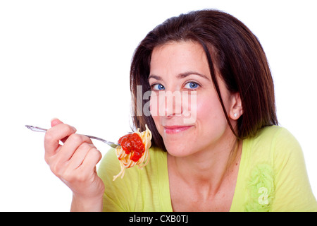Hübsche Frau mit einer Gabel mit Spaghetti-Porträt Stockfoto