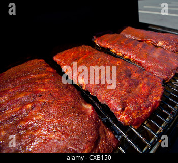 BBQ Ribs Kochen auf einem heißen grill Stockfoto