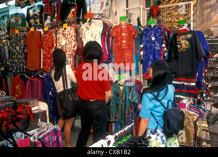 Chinesen, Shopper, shopping, Stanley Market, Stadt von Stanley, Stanley, Stanley Bay, Hong Kong, China, Asien Stockfoto