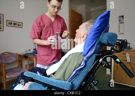 Seniorenbetreuung in Priessnitzhaus Stockfoto