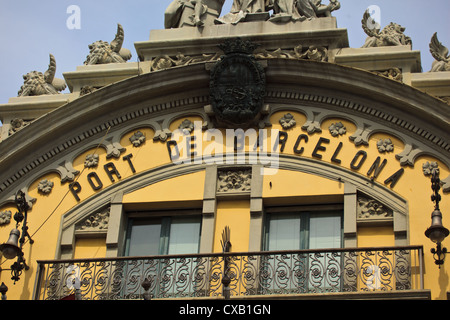 Hafen von Barcelona Beschilderung im alten Gebäude der Hafenbehörde Stockfoto