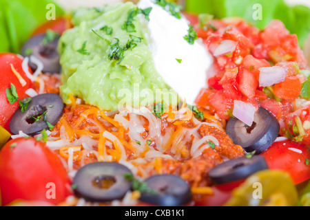 Taco-Salat in einem gebackenen Tortilla-Makro Stockfoto