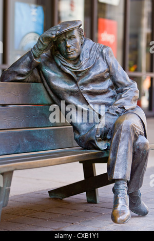 Lebensgroße Bronzestatue von Glenn Gould, sitzen auf einer Parkbank vor dem CBC-Gebäude in der Innenstadt von Toronto, Toronto, Ontario Stockfoto