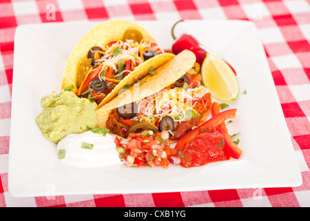 Rindfleisch-Tacos mit Salat und Tomaten Stockfoto