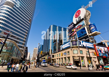 Kreuzung von Young Street und Dundas Street, zeigt Teil von Eaton Center, aus Dundas Square, Toronto, Ontario Stockfoto